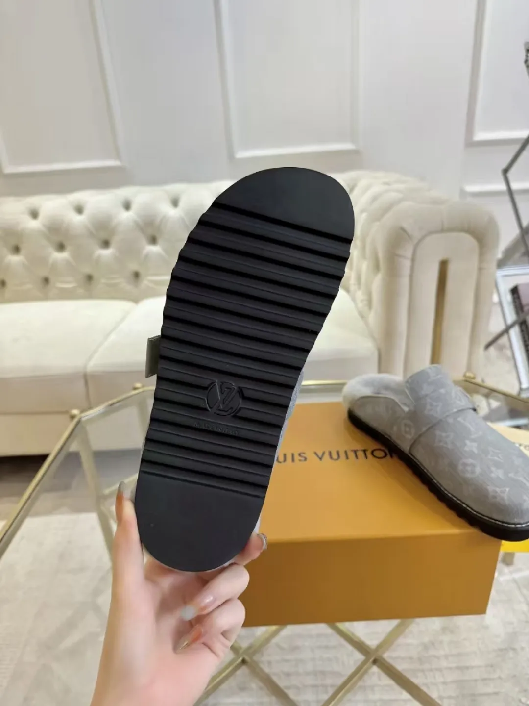 p600✨ LV Couple’s Wool Slippers｜Full of high-end feel, the soles of your feet are luxurious✨ We have achieved the ultimate restoration of the "higher version" of this pair of LV classic toe-toe slippers! 👫💫 🌟 The core advantages are clear at a glance: ✔️ Original jacquard + cowhide fabric, delicate texture, high-end at first glance; ✔️ 280% pure wool lining, wearing barefoot is like stepping on clouds ☁️, soft and skin-friendly and not sweaty; ✔️ Non-slip rubber bottom + three-dimensional toe design, super stable for walking, fashionable and practical!  👀 Must-have attention to detail: Belt buckle + classic LV presbyopic elements, revealing the aura of a big-name brand in a low-key manner ~ Whether it is a couple dating or a trip with besties, both of them are the focus when they go out👟💖 ✨ Easily match the wardrobe: jeans + sweaters, lazy and casual style ✔️ Coat + skirt, refined and elegant ✔️ One pair of shoes can handle a variety of styles, and the sense of luxury is never artificial ~ #LV slippers #couple outfit #High-End Customization #Quality Shoes Recommendation Fabric: Yangjing/classic jacquard fabric Lining: Imported wool lining Sole: Original rubber sole Size: Female 35-41 Male 38-46